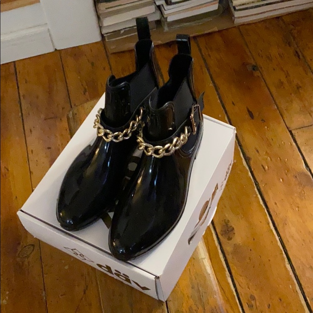 DAV Glasgow Chain Rain Booties Blk/Gold Sz 10 NIB